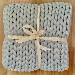 NWOT Large chunky knit throw blanket - price is firm see description as to why
